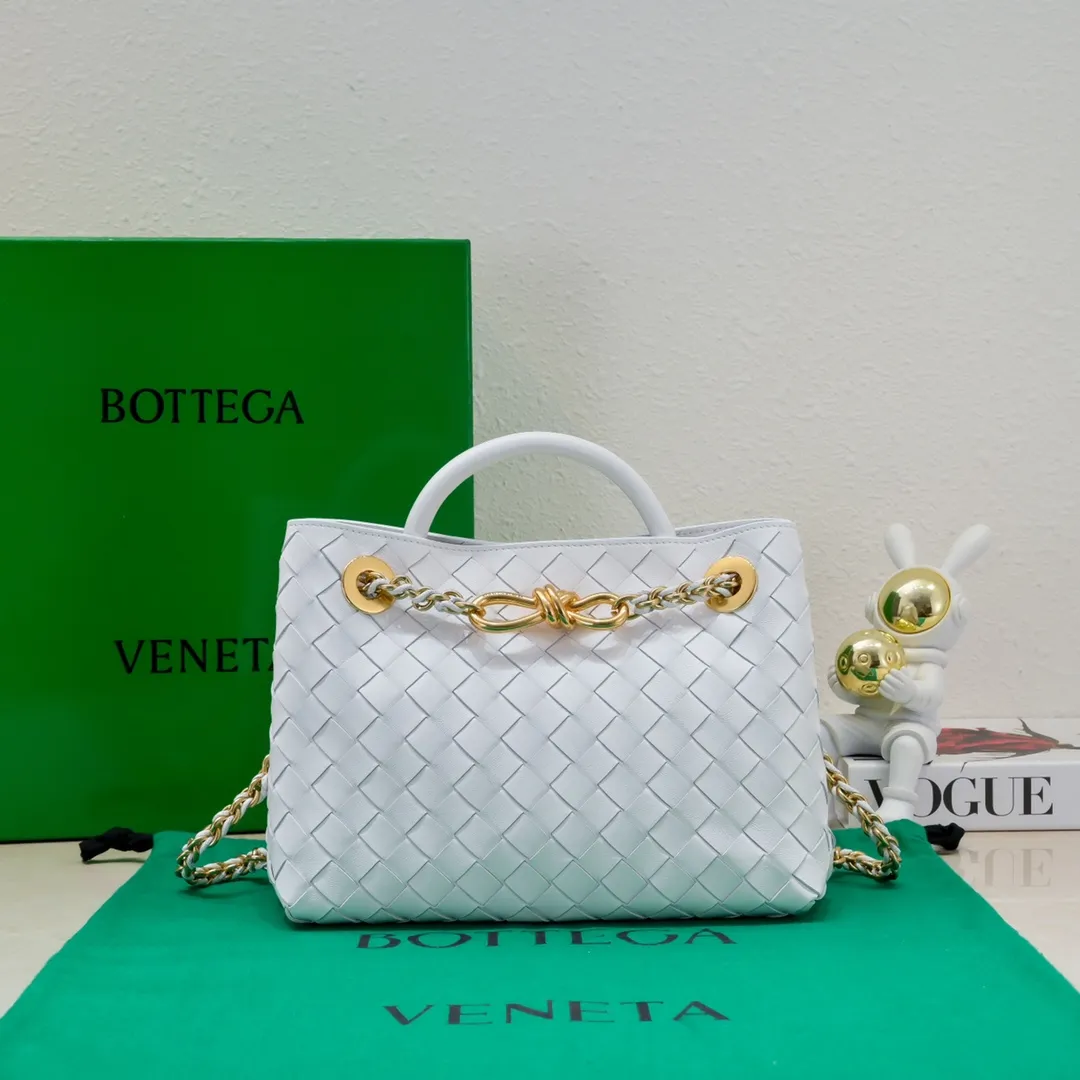 Batch 1960 BOTTEGA VENETA 2024 spring and summer new small ANDIAMO chain bag is also available! 🔥🔥I believe many friends have been waiting for a long time. The metallic chain adds a touch of sophistication to the original softness and elegance of Andiamo. The collision of classic craftsmanship and elegance creates a different kind of beauty. Style number: 6008 Size: 25*22*10.5cm
